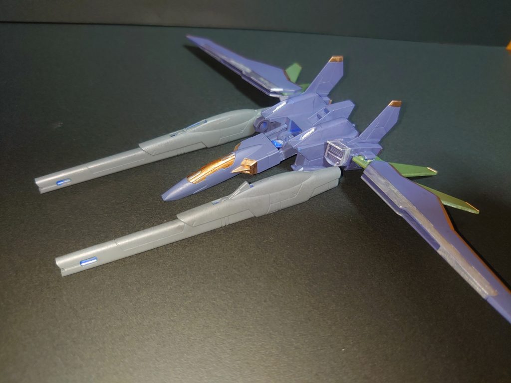 バックパックは分離も可能で支援機の役割を果たしています。
合体時にはアストレイに飛行能力を加えます。