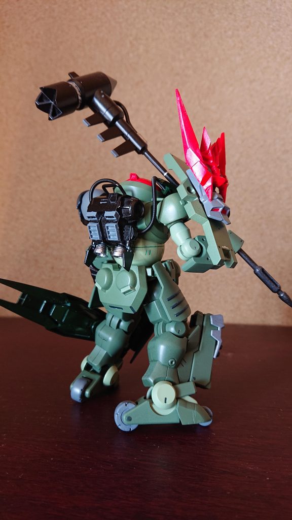 敵機に一気に近づくためローラーダッシュとバックパック装備、さらには左脚部のフライトユニットを駆使する。
※フライトユニットは「飛ぶ」より「加速」が目的