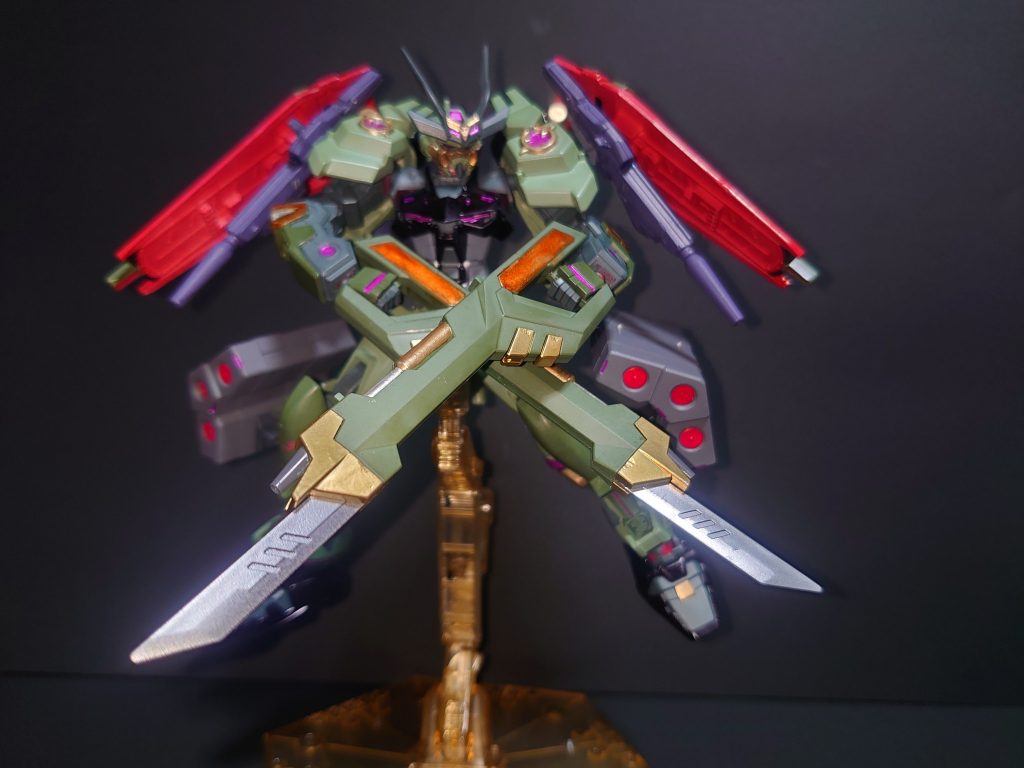 ガンナイフには名の通りナイフが収納され小回りが効く仕様になっています。
両肩のビームライフルは外すことができ、手に持たせることが可能です。