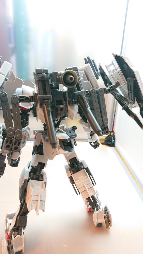 ツインブースターバックパックとスカート部分に装備されたブースター飛行や突撃の際に使用されており高火力のスピードを引き出すことができる