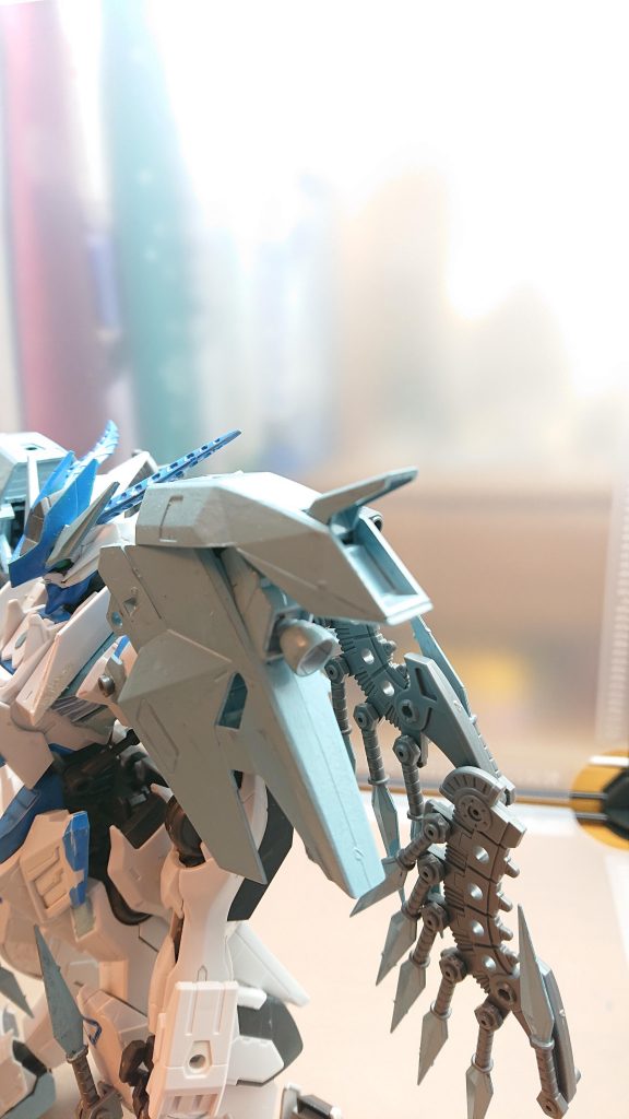 ブリザードショルダー
コキュートスの肩にはブースターだけでなく協力な冷気を放つことが可能
敵の動きを鈍らせるだけでなくパイロットの体温を下げることができる