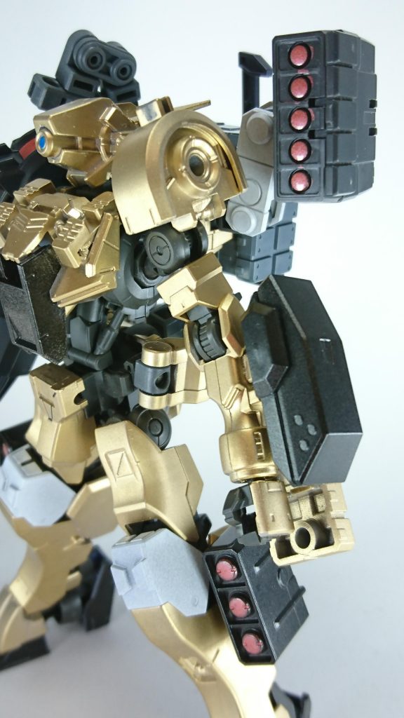 左腕部3連ガトリング
5連装クラスターミサイル
脚部3連装ミサイルポッド
上記3点は弾幕形成と敵に肉薄されたときの為に装備されている
精密狙撃時も使用可能