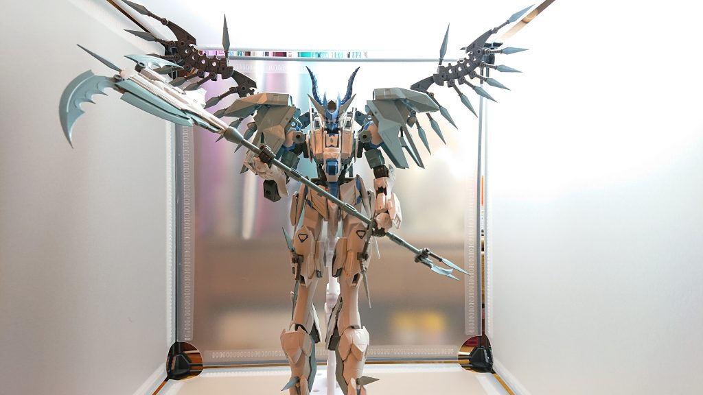 デーモンモード
コキュートスの戦闘形態
飛行能力だけでなく機動力も上昇している翼には小型ファングが搭載されており周囲の敵に一斉に攻撃する
その姿と戦い振りはまさに悪魔のごとき戦い方と姿しており
姿を見たものは恐ろしさのあまり寒気を感じるものもいる