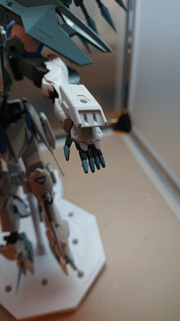 バンドバルカン
ガントレットとして格闘戦だけでなく近距離武器として使用可能