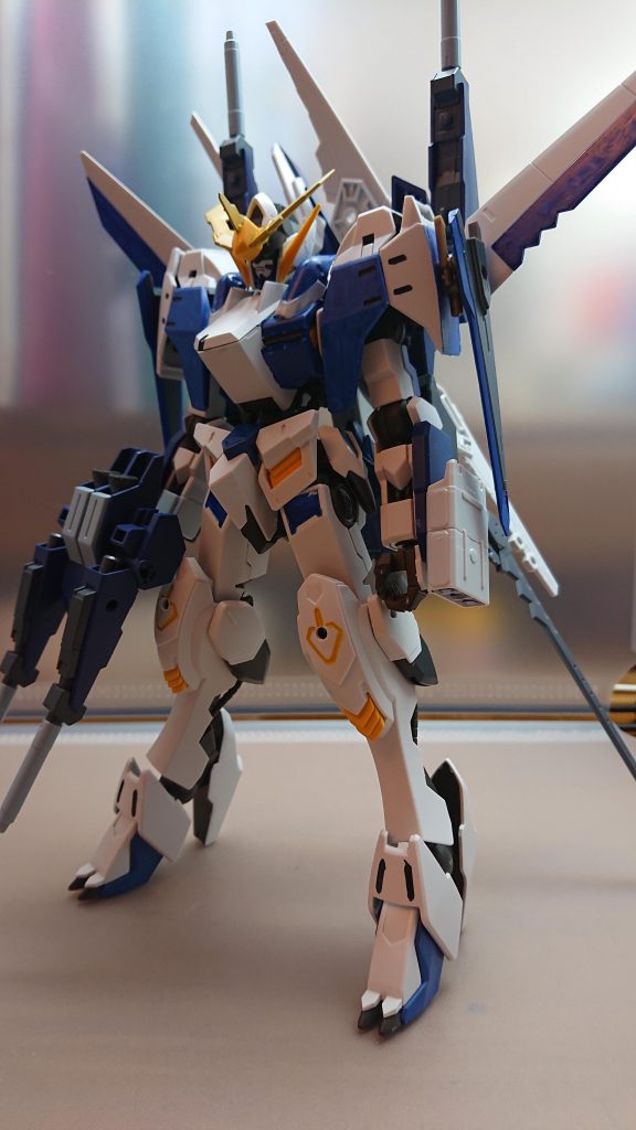 バルバトスポセイディア月牙隊6番目の機体水陸両用に特化した機体で深海での長時間の活動も可能空中戦を行えない代わりに陸上と水中での戦闘を得意とする接近と遠距離戦の装備を搭載しておりロビンフッドと同様3機の水中型支援機を所持しており、海中での偵察や敵組織の情報収集を目的に活動しているパイロットは女性で隊の中では最年長主に隊のまとめ役で戦略家を務めている以前は天才ハッカーとして名を轟かせており、その能力はコキュートスのパイロットも認めるほどの実力を持っていた月牙隊の活躍に興味を持ち、ヴォルフのパイロットに接触して自ら入隊を志願するその後月牙隊のメンバーと協力し自身のハッキング能力を活用して事件を解決その結果正式に月牙隊の仲間となったちなみに彼女は月牙隊が関わった事件を世間に公表させないためにコキュートスのパイロットと協力して情報操作を行い表沙汰にならないようにしている姉御肌で隊にいる女性メンバーの良き相談相手でもある