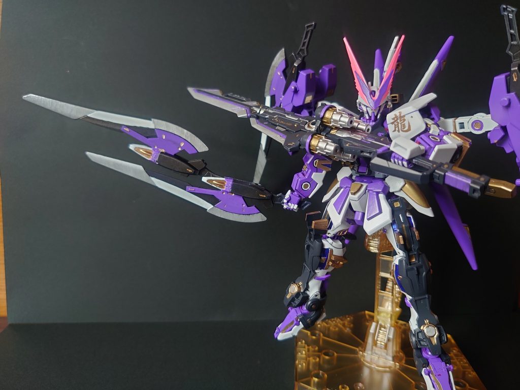 最後まで見ていただきありがとうございます。
レッドフレーム、レッドドラゴンを意識して軽さの中にある重量感が出せたらいいなと思い制作しました。
今回は、ピンバイスで接続用のジョイント制作やくぼみを作り、ディテールの強化をしました。
また、スジ彫りやデカールでRGを意識したものを目指しました。
カレトヴルッフは使用しているハンドパーツだとスカスカだったのでプラ板で厚みを出し安定して持てるものにしました。