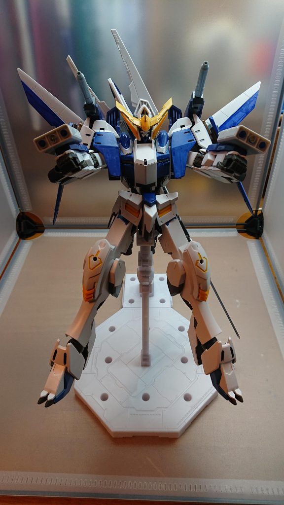 ハンドミサイル水陸両用に特化した装備で水中で発射しても威力は衰えないようになっている腕の装甲にはバルカン砲も装備されているウォーターキャノンバックパックに搭載されている装備でウォーターガンと同様の能力を持っている主に遠距離戦で使用されることが多い