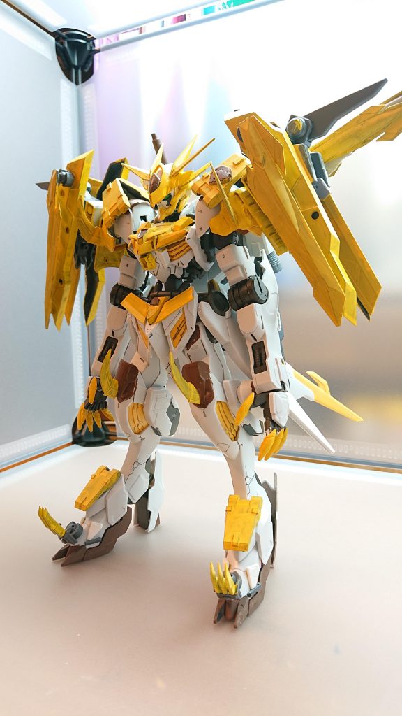 バルバトスレグル
月牙隊7番目の機体
ライオンをモチーフにしており月牙隊では特攻隊長を務めている
パワーが高く隊の機体の中で一番の怪力を誇る
近接格闘戦を得意としており
そのため機体の防御力が高くある程度の遠距離攻撃ではびくともしない
他の機体と違い剣や銃といった武器は持っておらず
素手と肩に装備してあるガントレット、テイルブレードで戦闘を行う
機体にはミサイルやキャノン砲を搭載しているがあまり使用しない
パイロットは格闘家でヴォルフのパイロットとはライバル関係であり彼に何度も勝負を挑んできた
格闘家仲間がある事件に関わってしまい助ける際ヴォルフのパイロットと協力して仲間を救出
解決後にレグルを授かり月牙隊の7人目のメンバーとなった
趣味はトレーニングで性格は生真面目で熱血漢
少し女性が苦手なところがある