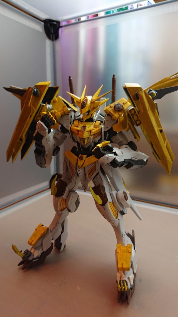 戦闘スタイル
武器は使わず様々な格闘技を使って戦闘を行うパワータイプであるため片手で敵機体を一撃で破壊することができる