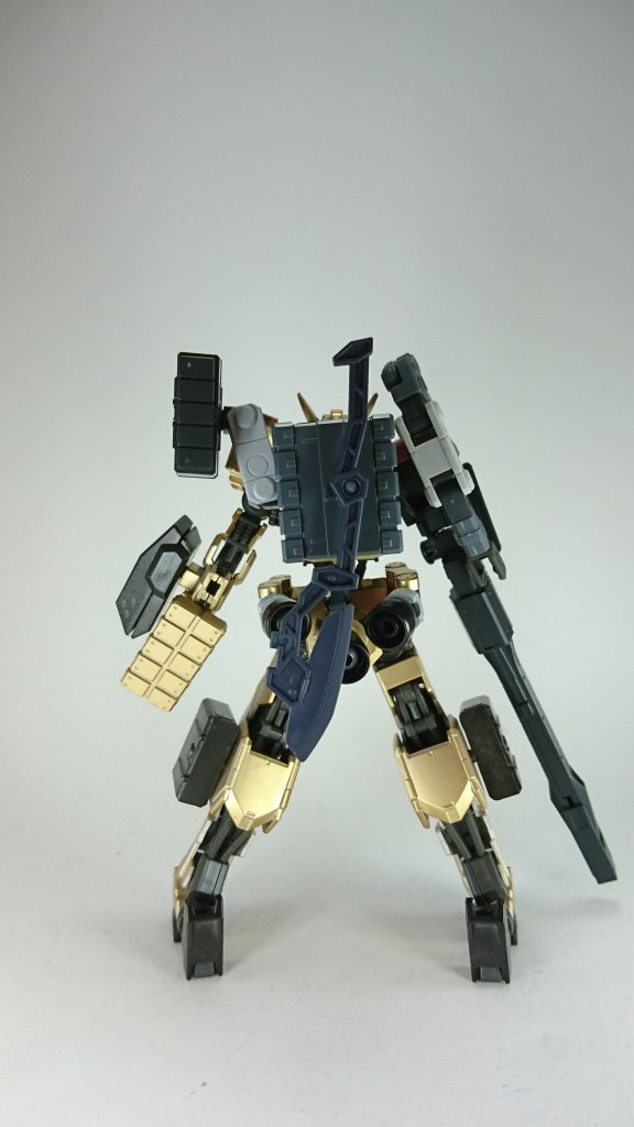 背面
背部に背負っているのは小型ダインスレイブを格納するコンテナです