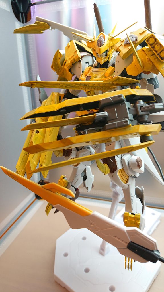 レグルスガントレット
レグルの肩に装備されているガントレット
ワイルドモードになる際に腕に装備して攻撃を行う
一撃で敵機体を粉砕するため
数秒で複数の機体を相手に攻撃して破壊することが可能