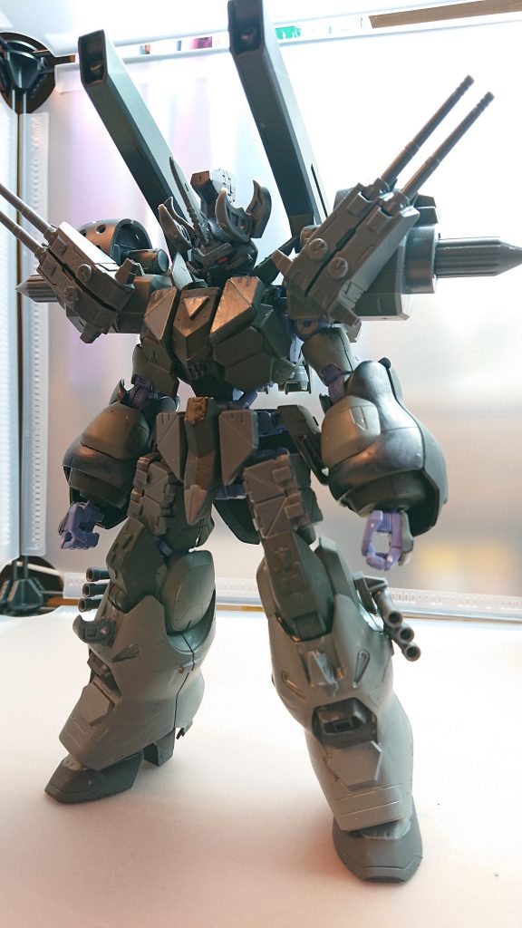 キマリスボーグ全身に重火器を搭載した重武装型機体自身が所属し、忠誠を誓う組織ヴァルハラの幹部移動しながら全身の重火器を発射し突き進む姿はまさに要塞そのものあらゆる攻撃に耐える防御力と巨大な武器も軽く振り回すことができるパワーを持つヴァルハラ月牙隊が敵対している敵組織電子生命体当主エデンが率いており、所属している部下達は全員が電子生命体で構成されている地上に攻撃を仕掛ける際はモビルスーツや兵器、電子機器にハッキングして自分の手足のように動かすことができる人間を危険で愚かな生物と侮辱しているまた、彼らは弱い心や悪意ある人間を利用して破壊活動を行わせたり影で世界を混乱に陥れている現時点では彼らの真の目的は不明キマリスボーグのパイロットはヴァルハラの当主エデンに絶対的な忠誠を誓う電子生命体機体のシステムをハッキングして奪い、破壊の限りを尽くす人間を下等な存在と見下しており好戦的な性格をしている