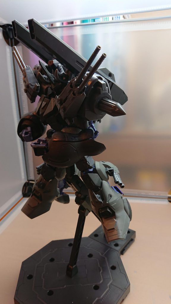 ショルダードリル肩に装備された近接武器あらゆるものを破壊する