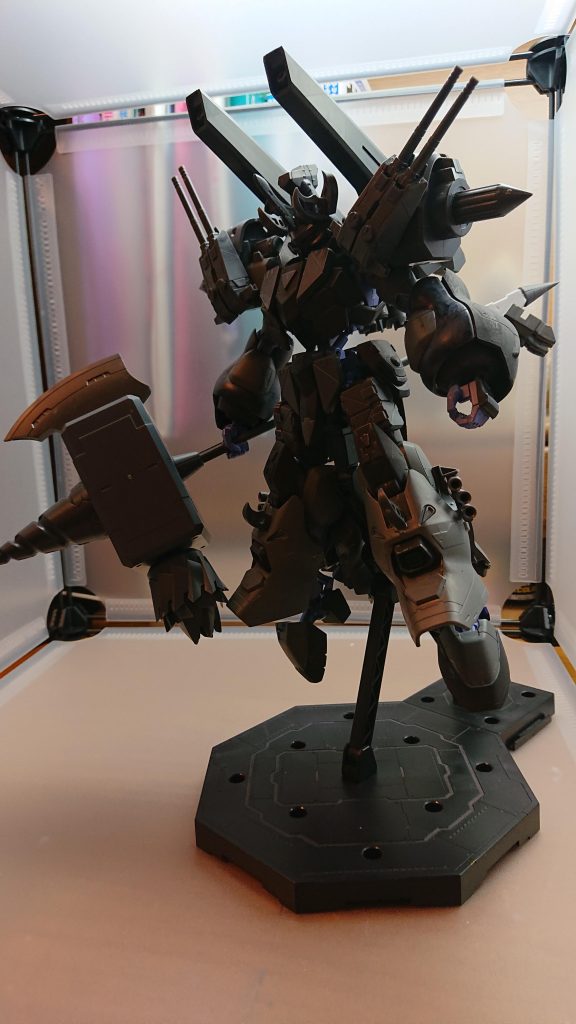 スパイククラッシャーキマリスボーグの主要武器二種類のドリルとアックスを兼ね備えており切る、突く、砕くを可能としているレッグブースター脚部に搭載されているブースターが展開して機動力を上げることが可能飛行能力も備えている