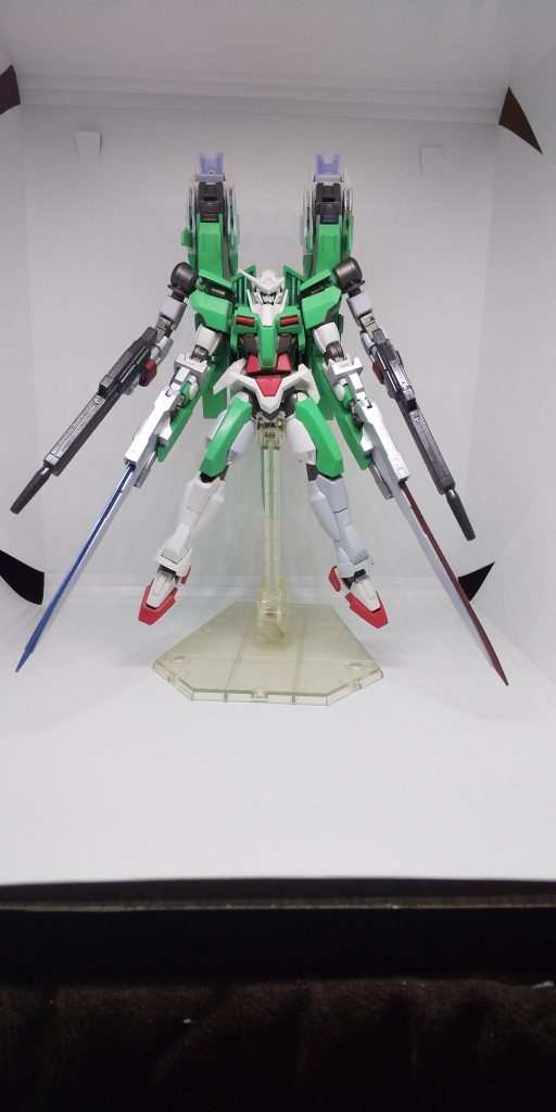 特徴は副腕と、弾丸のようなシルエットだろう。
更に磨きかかった速度から繰り出される巨大な剣の斬撃は、敵機のGNフィールド・装甲すらティッシュペーパーのように斬り捨てる。
空力に配慮した結果、GNソードは本来のように折り畳むことができなくなった。
その穴を埋めるため、副腕を搭載。
それに装備を携行させることで火力低下を防ぐことに成功した。