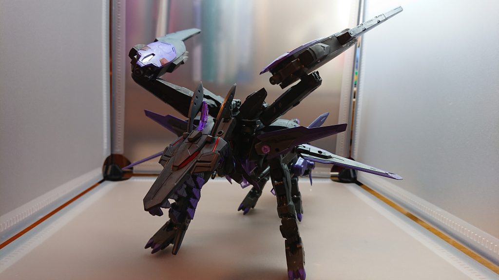 ボロスドラゴンをモチーフとした機体で全身が黒と紫の色を纏っているヴァルハラの幹部で、ドラゴンの姿で奇襲を仕掛ける、この姿でも月牙隊の機体と互角に渡り合うことが可能で口から赤紫の炎を吐き、全てを燃やし尽くすパイロットの電子生命体は人間に存在を知られた際軍に捕まり奴隷のように利用され、人間の行動に強い恐怖と憎悪を実らしていたヴァルハラの当主エデンに救われた後軍が所持していたボロスの機体を奪い、組織に忠誠を誓う人間には強い憎しみを宿しているが、卑怯な手段は使わず純粋な心を持つものには正々堂々とした勝負を挑む月牙隊の戦闘をきっかけにヴォルフにライバル意識を燃やしている