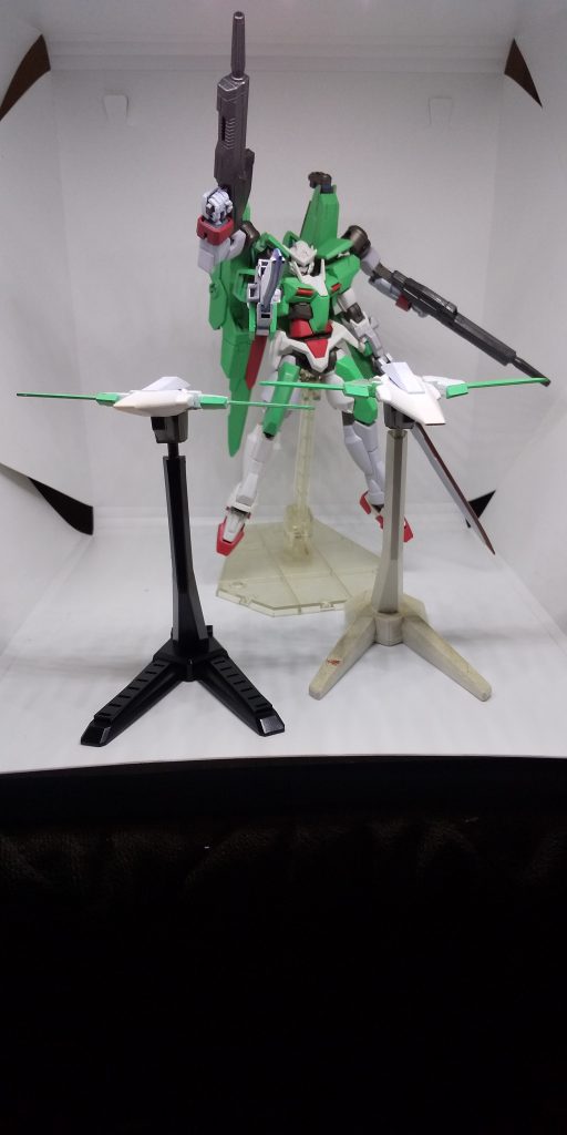 そしてビット兵器である「ロード・ブリティッシュ」には人工知能を搭載。
常にパイロットの脳波等とシンクロし、最適な位置・タイミングでの援護を実現する。
なお、二振りのGNソードは何らかの理由によりビットのAIが機能しなくなった場合、ロード・ブリティッシュを誘導する為のアンテナの役割も兼ねている。