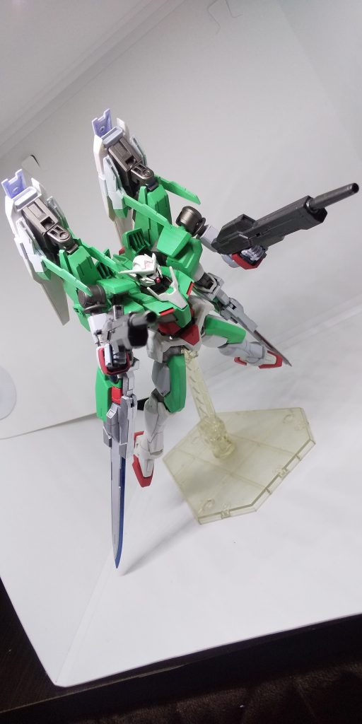 アズールより攻撃的で、性能も高いモビルスーツとはなったが、扱いづらさも高くなってしまった。
そして高速機動を主眼に置いたためまたしてもフィールドを張る機構は非搭載。
*当たらなければどうと言うことはない*を見事に体現した機体でもある。