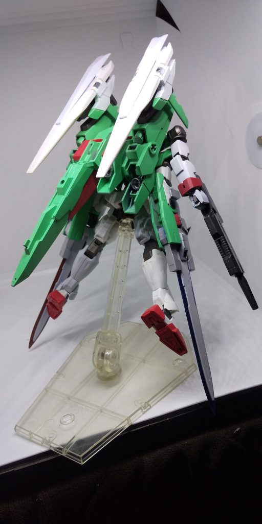 うしろすーがた。
本来は真ん中のパーツが可動して、より弾丸のようなシルエットに説得力を持たせるつもりでしたが、*あまりにもユルくプラップラになったので*セメント流して固定。おのれ……