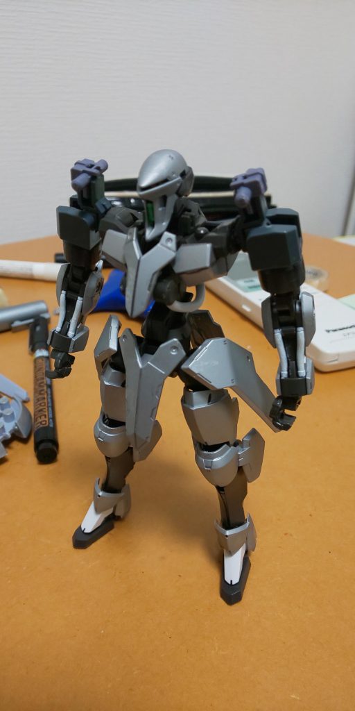 製作途中。Rギャギャの肩パーツが無改造でヴァルキュリアフレームに組み込めたので作業は大分楽でした。ただパイプの白を塗るのは少し手間がかかりました。