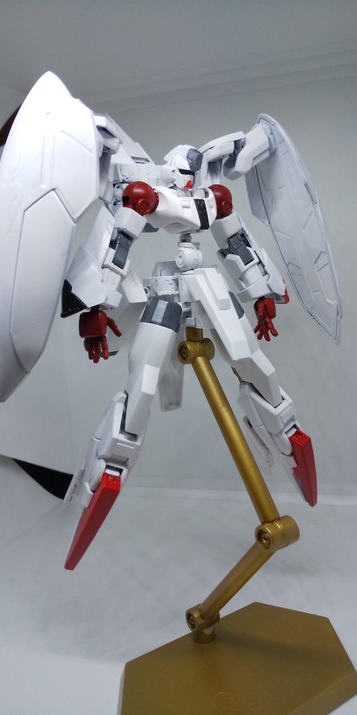 兎の耳の様に見えるバインダーはシールド・パーツであると見受けられるが、ビーム及び実弾がそのシールドに触れる前に霧散している。

とある場所に潜伏していたテロリストとの戦闘において、テロリスト側の攻撃からガンダム・アズールを庇った際にその現象は目撃されている。