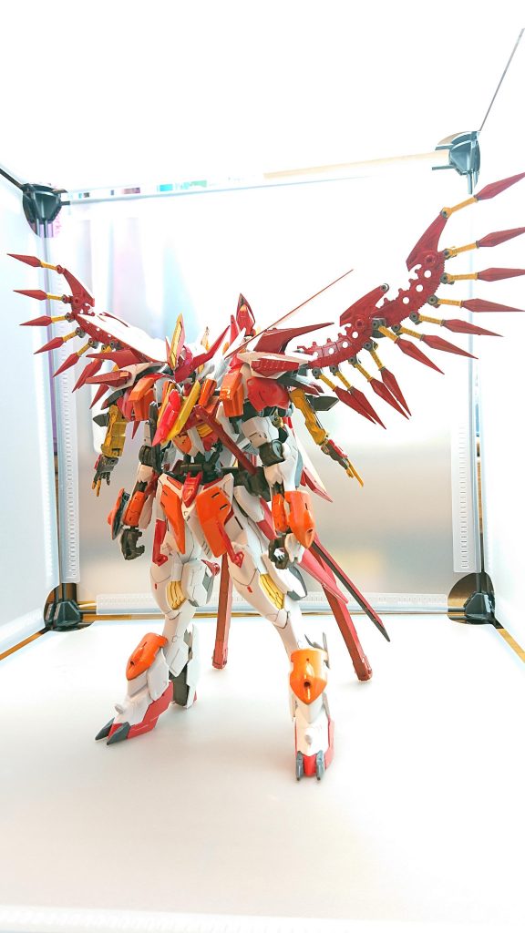 バルバトスグレンカルラ
バルバトスカルラが支援機グレンと合体した強化形態
飛行能力とパワーが大幅に強化されている
遠距離用の装備が追加され、さらに使用する全ての剣から炎を放つことができるようになり、周囲の敵を焼き尽くすことができる