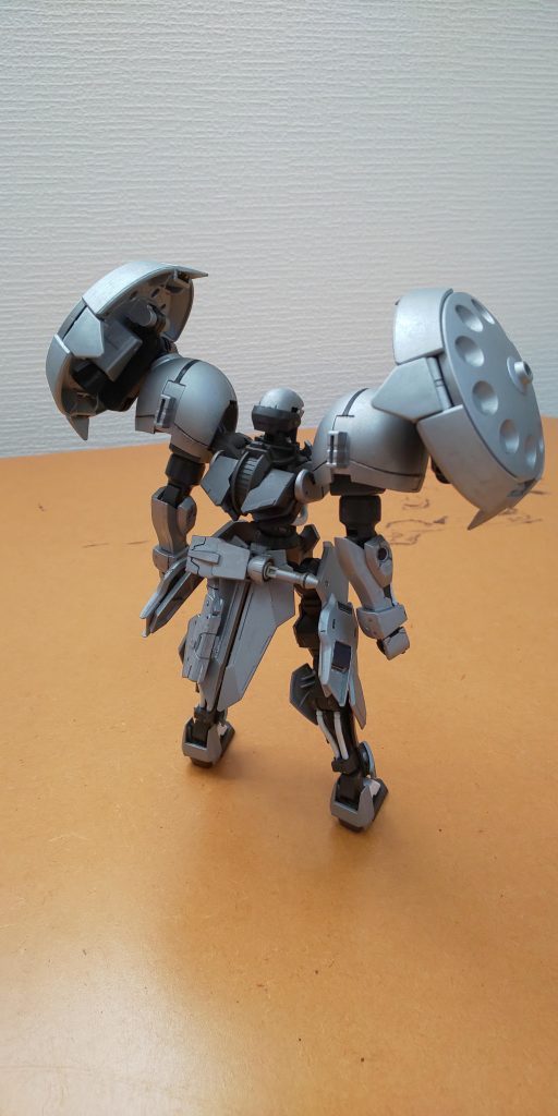 フロントとバック。ぶっちゃけ元ネタにはあんまり似てないっす。意味もなく寄せるよりは兵器として確立したかったからかな。