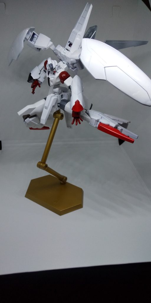 アズールまたはフィールウィンドに対して明確に庇護行動を取っている為、軍部は攻撃対象とは見なしていない。

何故か各機が配備された、各機が出向いた場所に頻繁に現れるため、パイロットが惚れられているのでは、と噂されている。

なお、噂の発信源である兵士は哨戒任務中に白兎に後ろから小突かれている。