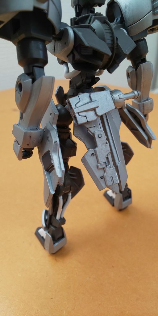 リアアーマーがデカいので武器のプラットフォームとして活用しました。サイドアーマーにはバルバトスルプスレクスのスラスターを移植してます。