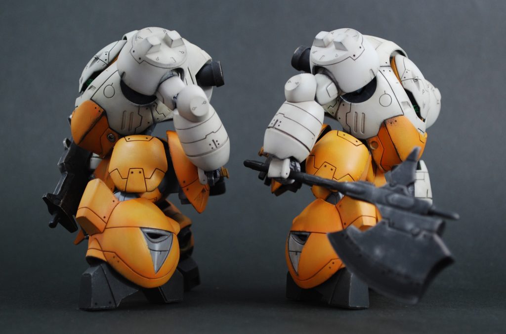 頭はすっぽり隠れるように可動域確保と薄型化。