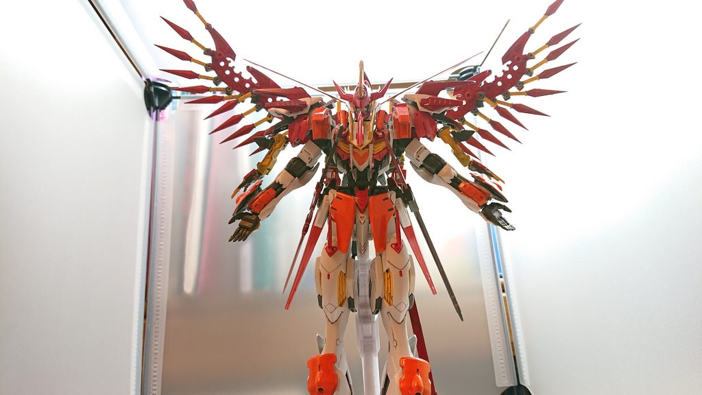 鳳凰翼
グレンカルラの翼は状況によって炎を纏わせ飛ばし、自在に操ることができる遠距離装備
纏わせた炎を飛ばすだけでなく、そのまま敵を貫くことでモビルスーツやモビルアーマーの装甲を溶かし内部から焼き尽くすことができる
さらに炎を纏わせた翼は防御にも使用することができる