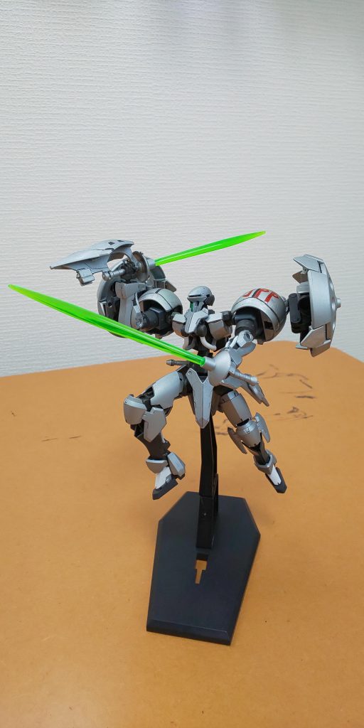 後ろの剣は外せます。不意打ちに使ったりできそうですね。