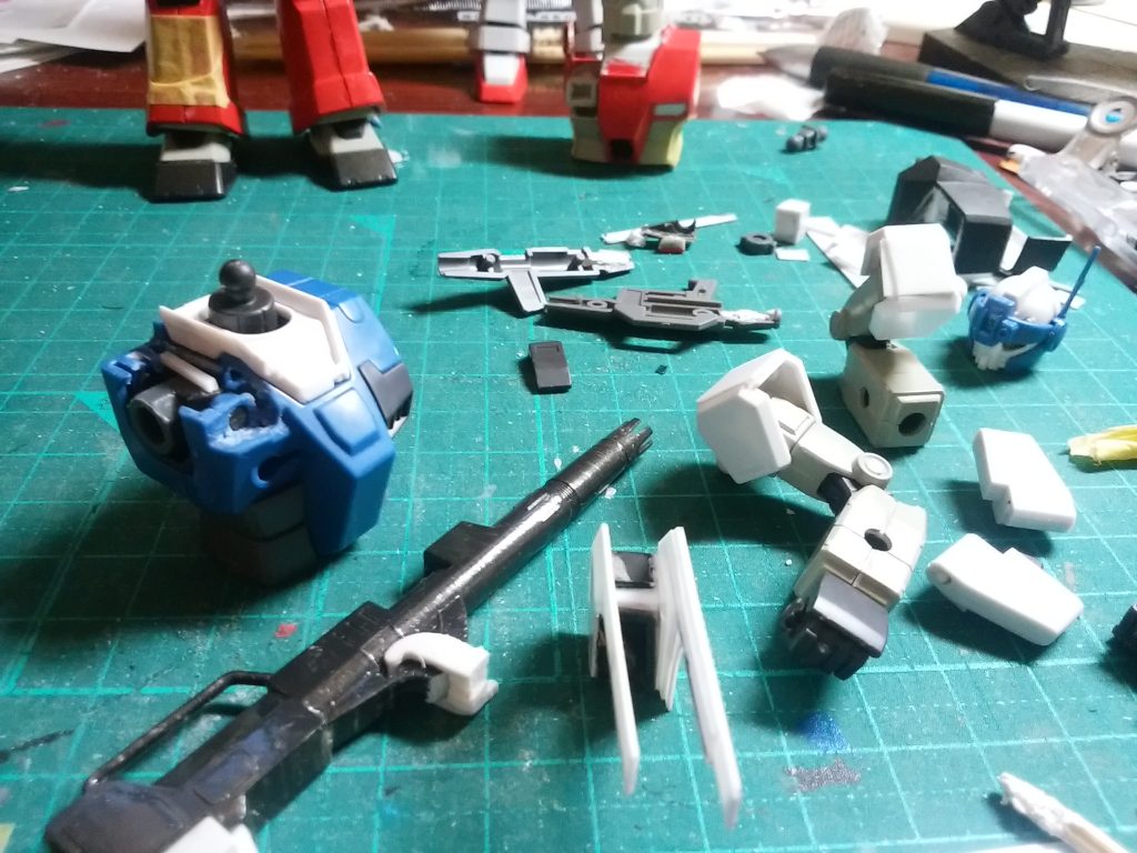 旧キット ジムキャノンのキャノン砲土台部分とガードカスタムの右肩を削り、形を合わせ、周りの囲いをプラ板で作りました。