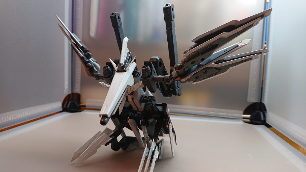 フェルニル
バルバトスヴォルフの支援機他の支援機と違い太古の時代に開発されたと思われる機体で月牙隊が古い遺跡から発見し、ヴォルフが機体を触った途端起動したそのせいかヴォルフのパイロットに懐くようになる他の支援機と違い自分の意志を持ち、独自で行動することができる未知のテクノロジーを使っているからか解明されてない部分が多くまだ秘密があるらしい