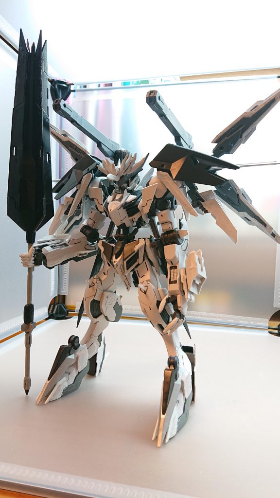 バルバトスデウスヴォルフ
バルバトスヴォルフがフェルニルと合体した強化形態近接戦闘だけでなく遠距離用の装備が追加されたことによって遠距離戦闘でも有利に戦えるようになったさらに使用する武器のパワーも格段にアップしているまた、合体したことによってバルバトスヴォルフのテイルブレードにステルスシステムが追加敵機体のビーム攻撃によるエネルギーの吸収と放出などヴォルフが以前使えなかったシステムが使用可能になった
その姿は魔王に近い姿をしており、多くの敵から黒白の魔王と恐れられている一方で彼に救われた人々からは密かに災厄を打ち砕く魔王として尊敬の意を込めて称えられている