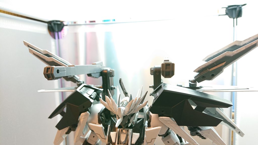 ハウリングキャノン
対遠距離用の装備でレグルの獅子王砲と互角の破壊力を持つエネルギー消費がないため連射することも可能出力を調整することもできる