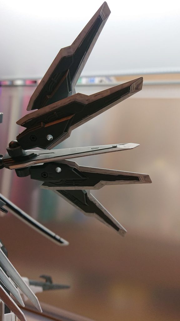 ウイングファンネルデウスヴォルフに装備されている5枚の翼分離して刃状の武器になり、遠隔操作で敵を貫くだけでなく狙撃武器として使用することもできる