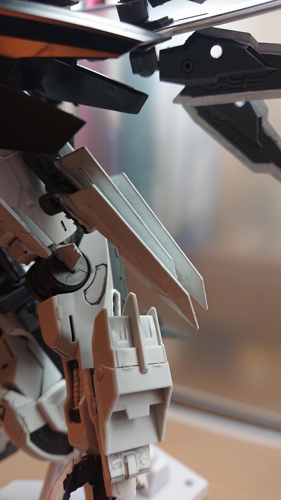 ブースターガントレットデウスヴォルフに装備されているガントレットで格闘戦で高い威力を発揮する
ショルダーファングデウスヴォルフの肩に装備された武器こちらも遠隔操作が可能で敵を怯ませる時に使うウイングファンネルと一緒に使うことで連携攻撃を可能とする