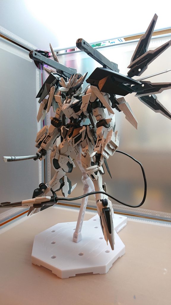 フルパワーモードウイングファンネルが展開した状態テイルブレードと大太刀牙鉄を駆使して攻撃を仕掛ける
魔王に匹敵する大いなる力でヴァルハラの野望を打ち砕く！