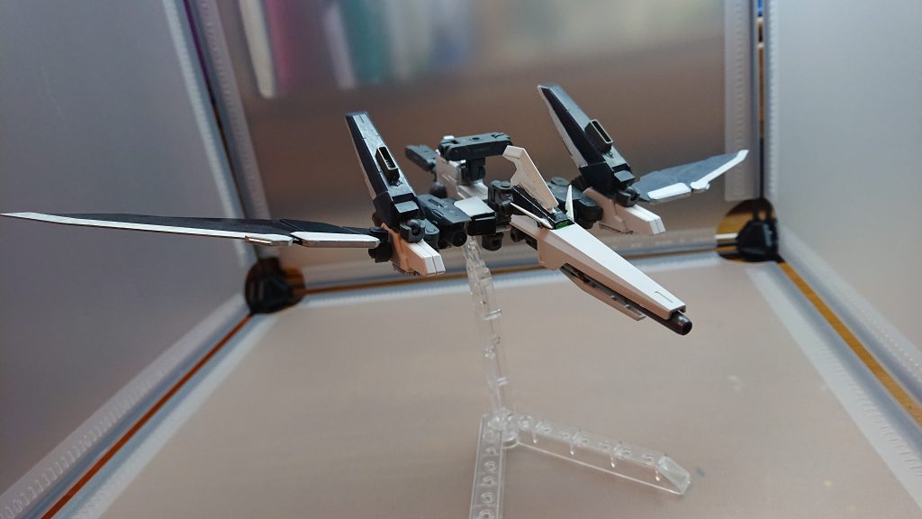 フェルニルブースターデウスヴォルフに合体後フェルニルの胴体がヴォルフのブースターと合体した支援機高速移動を駆使しウイングブレードで切りかかり、先端のビーム砲で攻撃することができる