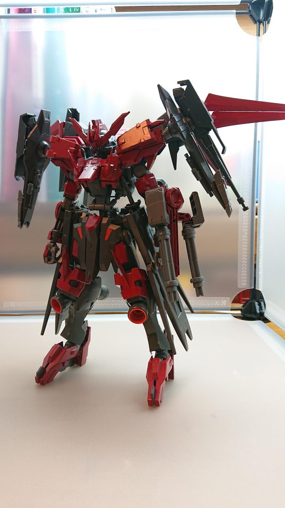 ヴィダールブラッド
コウモリをモチーフにしており全身が血の色に染まった機体ヴァルハラの幹部機動力が高く素早い動きと空中戦闘を得意としておりレイピアによる攻撃で敵機体の急所を貫き破壊する全身の赤い装甲には光学迷彩が施されており、姿を消すことが可能バックパックには妨害電波を発するリアクターが搭載されており通信障害を起こすことができる
パイロットは女性型の電子生命体でヴァルハラの当主エデンの側近性格は冷酷で残忍生物の血液を美しく感じており、戦闘で流れる生物の血液をみて狂喜することがあるその為他のヴァルハラ幹部からも恐れられている