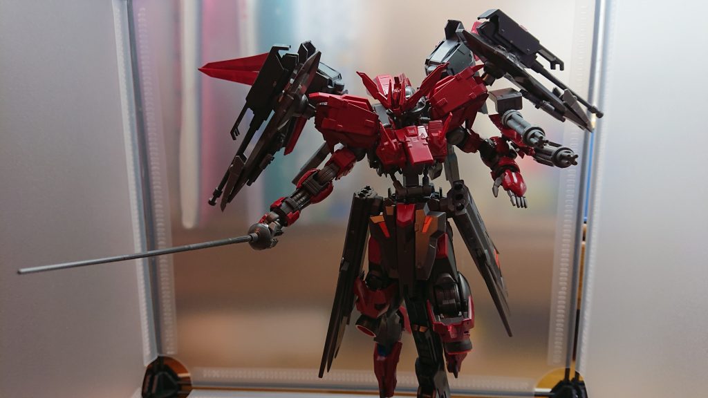 レイピアヴィダールブラッドが使う主要武器刀身は切り離しが可能で内部には自爆装置が備わっているさらに刀身を突き刺すことで妨害電波を発し敵機体のシステムを狂わすことができる