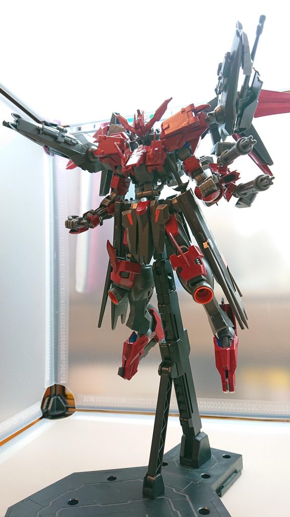 ショルダーバルカンヴィダールブラッドの肩に搭載された遠距離装備使用する弾を変えることで様々な攻撃に使用することができる
シールドガトリングガトリングガンを装備したシールドで弾数が少ない分装甲を破壊するほどの威力を持っている