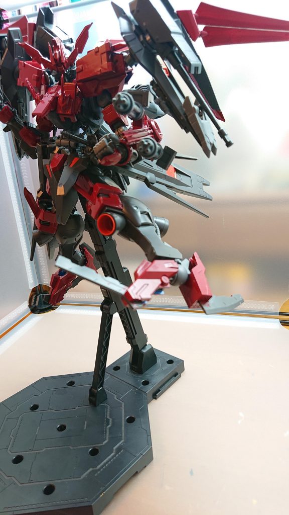 ヒールブレードヴィダールブラッドの脚部に装備されており近接戦闘で使用される蹴り技や踵落としなどで敵機体の装甲を切り裂く