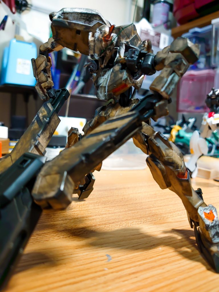 リベフル単体
鉄血機体は土臭いダメージ表現が似合いますね
原作にはない眼光表現もやって正解だったなと自分では思ってます。ちなみに針金製です。
ダメージはニッパーで切ったりヤスリで削ったり叩いたり、塗装はグレー→ミッドナイトブルー→茶色でチッピングの後ウェザリングツールで。