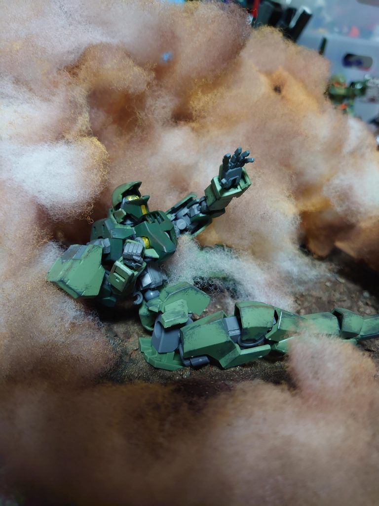 イオク=ペシャン公、さほどいじってません
ハサミを食い込ませたくて、胴体をホントにペンチでちょっと潰そうかとも思いましたがハサミの方をいじる事で解決しました
ちなみにお尻を土台に固定してあるので下半身は動かせません