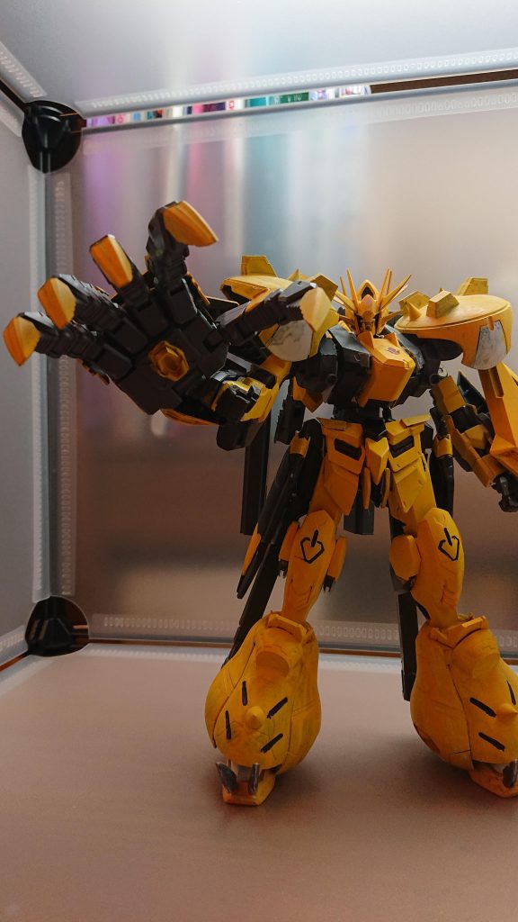 ジャイアントアーム(雷電砲)
フルフールが装備している巨大なハンドアーム
格闘戦では一撃で機体を粉砕するパワーを秘めており、手の平には電磁砲を発射できる
この電磁砲は遠距離でも使用することが可能でこの攻撃をくらうとエイハブリアクターのシステムを停止させることができる
その為対モビルアーマーや戦艦そしてダインスレイブ対策として使用することができる