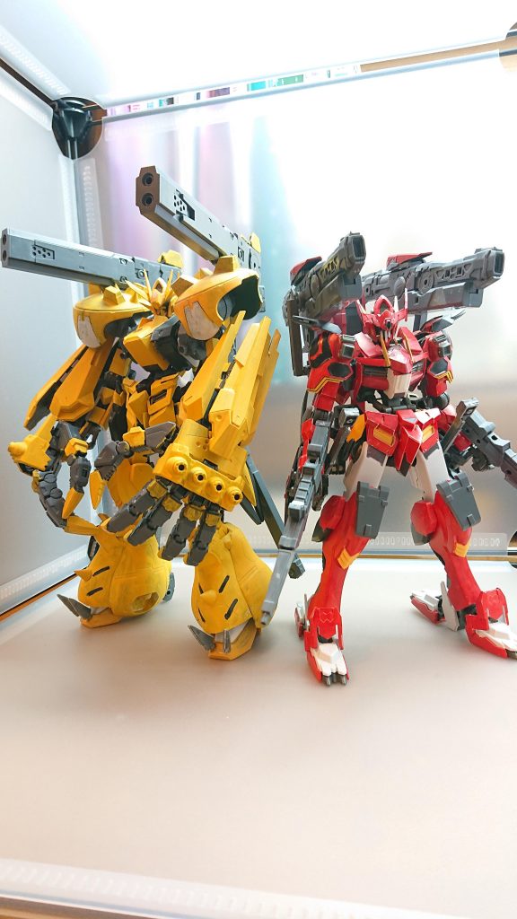 フラウロスと2ショット
まさか昔作った機体が鉄血コンで投稿できるなんて嬉しい限りです！！