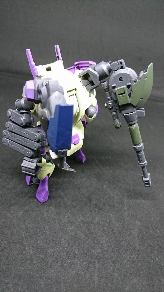 デュランダ・ロディレプラコーンの手によって修理改良を施した機体片腕がクレーンアームになっており背中にはサレオス用の義手がマウントされているカラーリングが派手なのはパイロットのルインの好みで、追加装甲はフランの要望で取り付けられた(フラン曰くルインが心配な為防御性を上げて欲しいとのこと)デュランダ・ロディはサレオス用の義手を動かすことが可能で現在義手のレパートリーを考案中である名前はルインが決めたものでデュランダは花の名前であり花言葉は「あなたを見守る」である