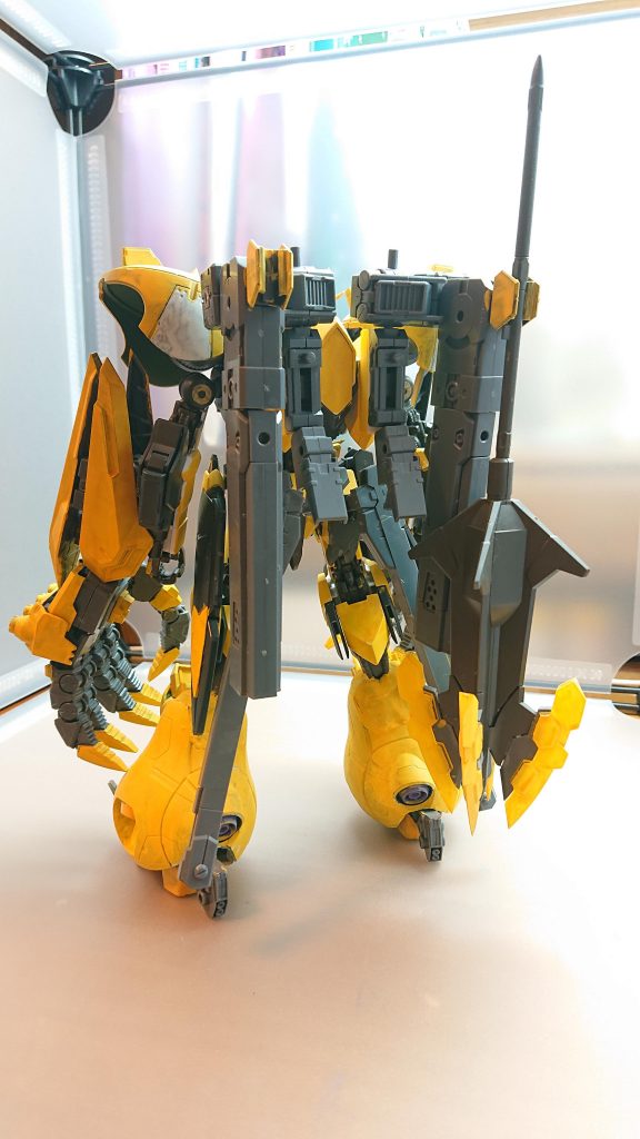 後ろ姿
レールガンにはメイスを装備できるホルダーを用意されています